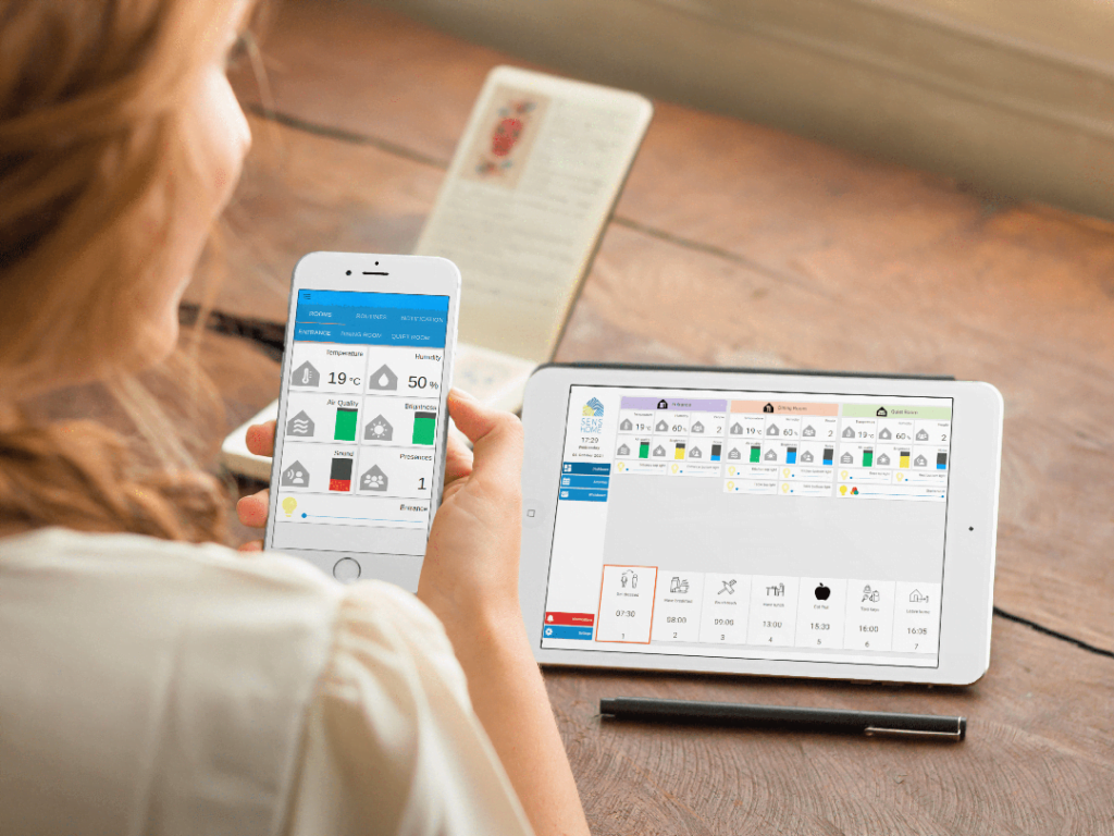 Una ragazza accede alla dashboard di gestione domotica SENSHome da smartphone e tablet