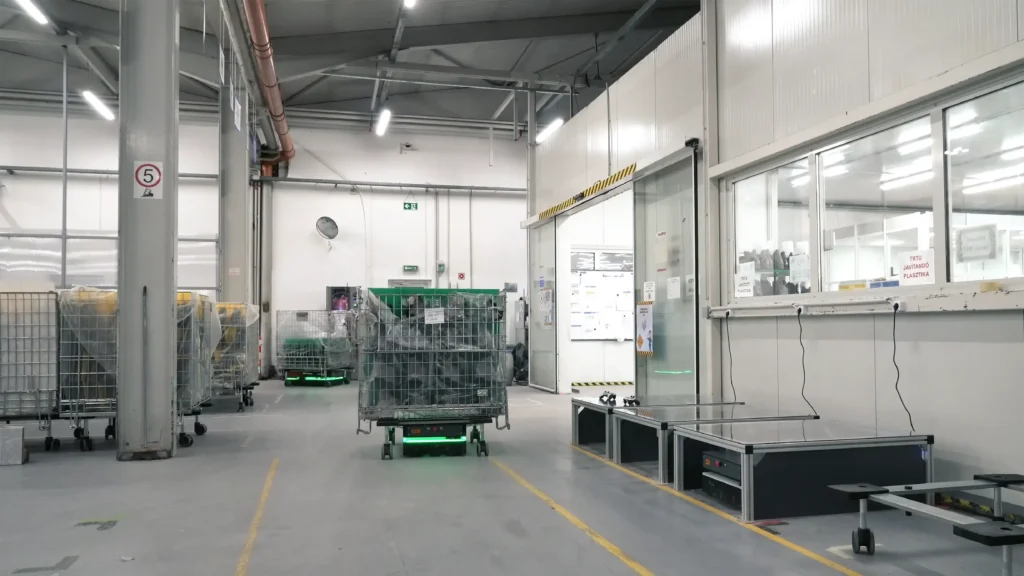 Applicazione intralogistica con AMR Helko in Tecnica Group per trasporto ceste