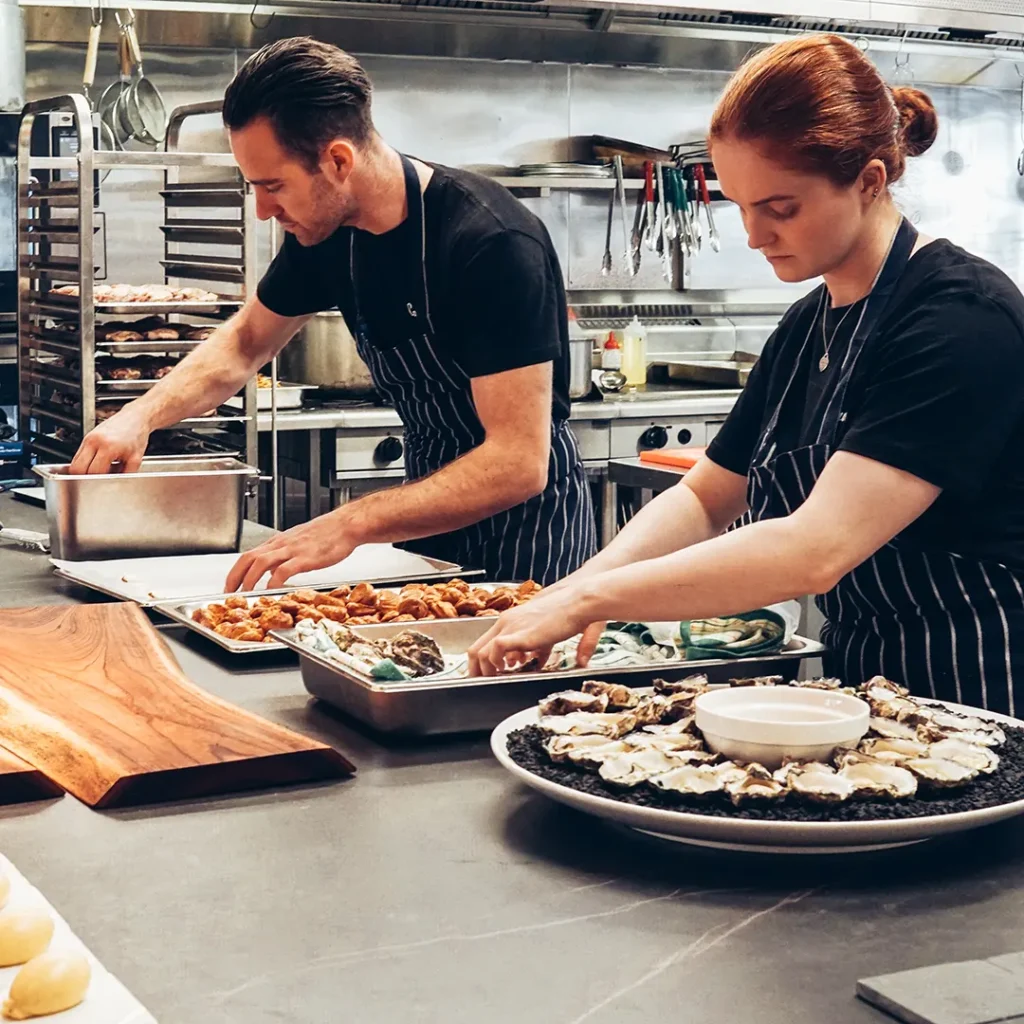 Personale di catering in cucina professionale settore HoReCa