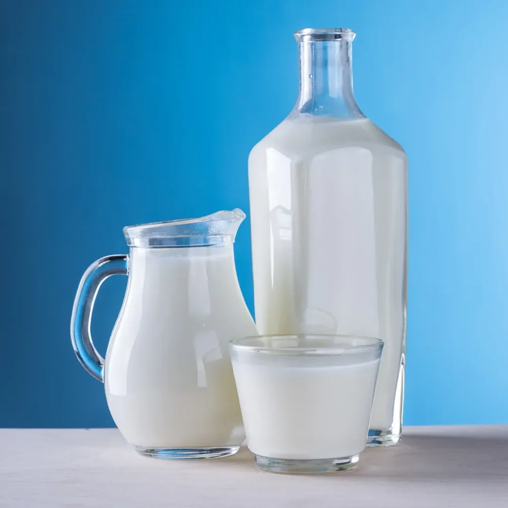 Recipienti di vetro con latte