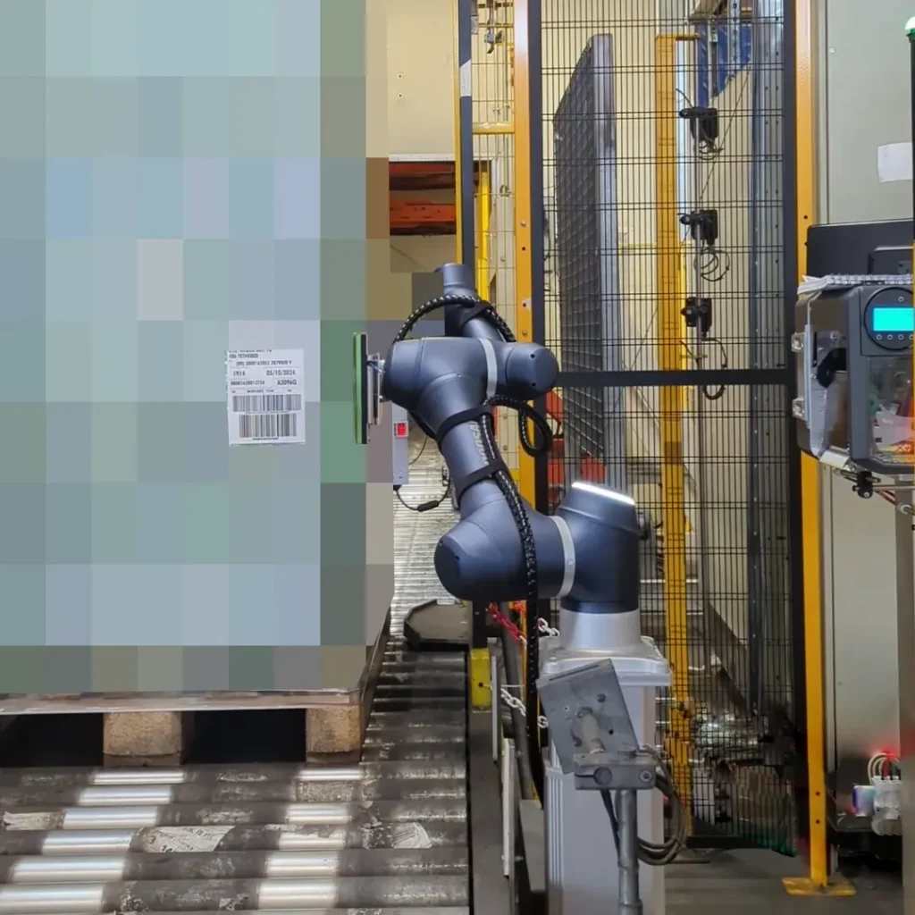 Stampa applica robotica Improna per etichettatura automatica dei pallet nel fine linea