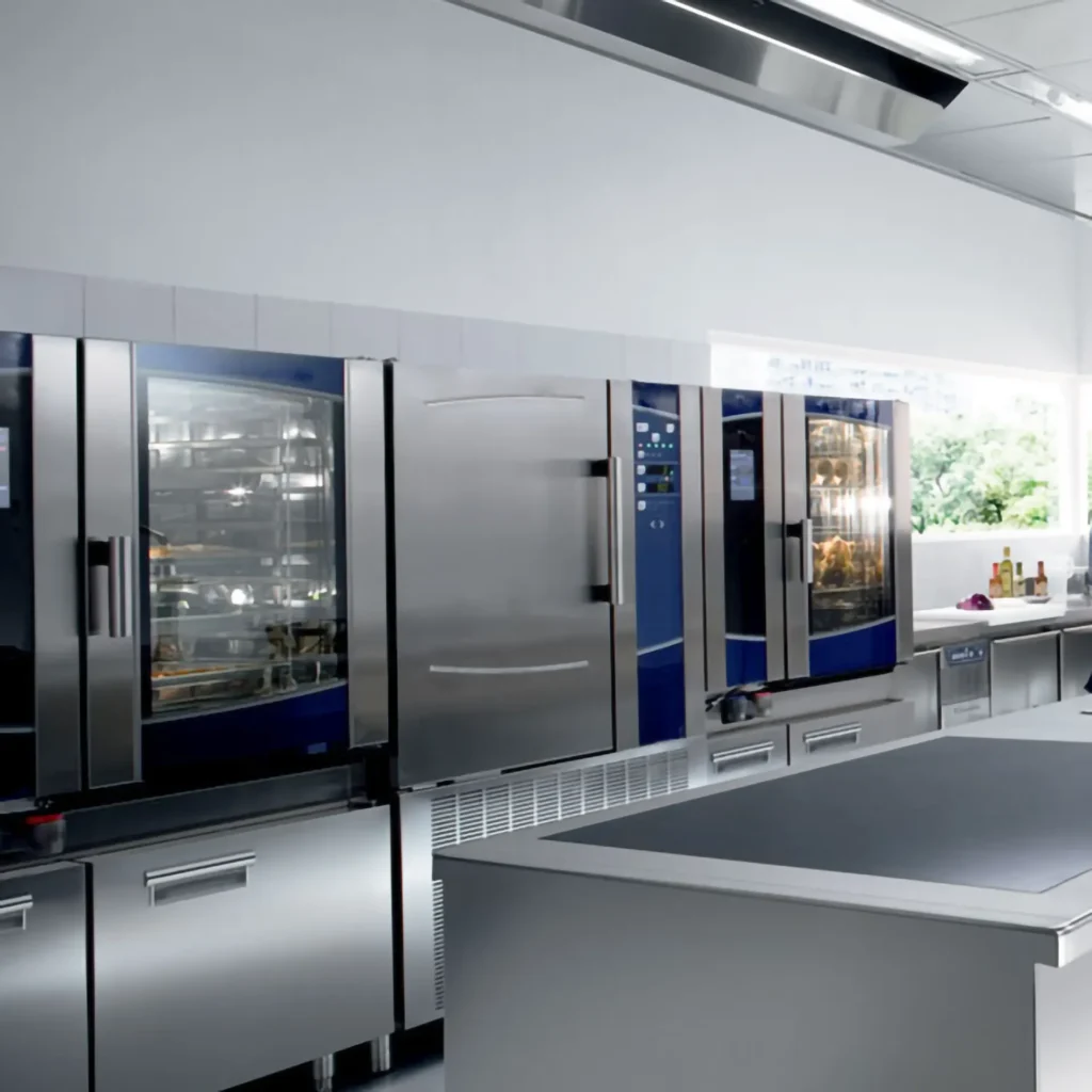 Cucina HORECA con elettrodomestici professionali