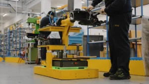 Operatore che lavora su un AMR Helko con banco di assemblaggio mobile in MITA Oleodinamica