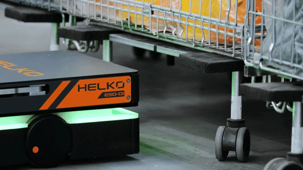 AMR HELKO agganciato a un carrello per la movimentazione automatica di ceste nello stabilimento produttivo